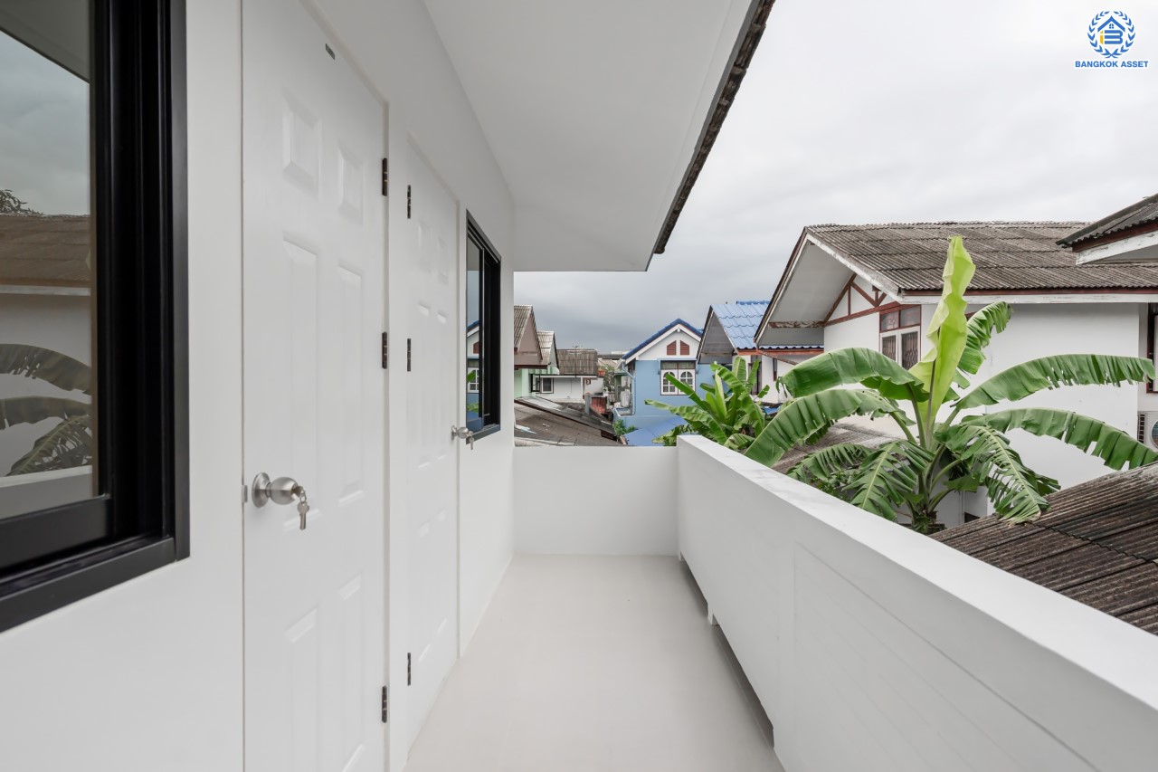 บ้านมือสองตกแต่งใหม่ ม.ปั้นทอง3 ลาดปลาเค้า76 เนื้อที่ 41.3 ตร.ว. ฟังก์ชัน 3 ห้องนอน 2 ห้องน้ำ 1 ห้องอเนกประสงค์ จอดรถได้ 2 คัน สภาพแวดล้อมเยี่ยม เชื่อมต่อ ถ.ประเสริฐมนูกิจ, ถ.เกษตร-นวมินทร์ ใกล้ ม.เกษตร, รถไฟฟ้าสายสีเขียว "สถานีเสนานิคม" และทางด่วน "ฉลองรัช"